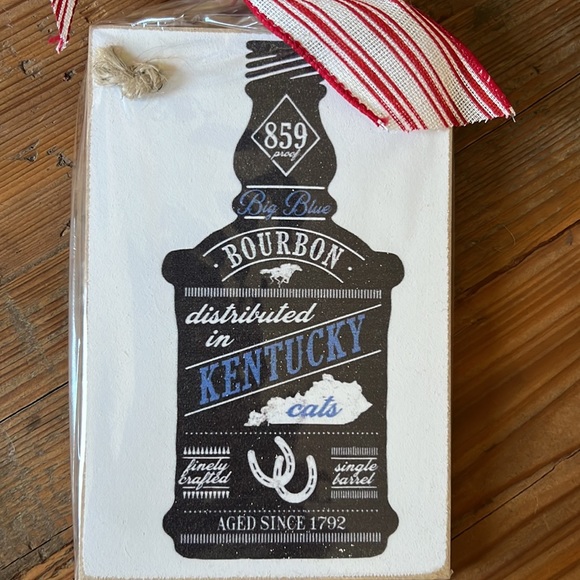 NWT Set of Two Kentucky Themed Wooden Ornaments - Picture 2 of 3